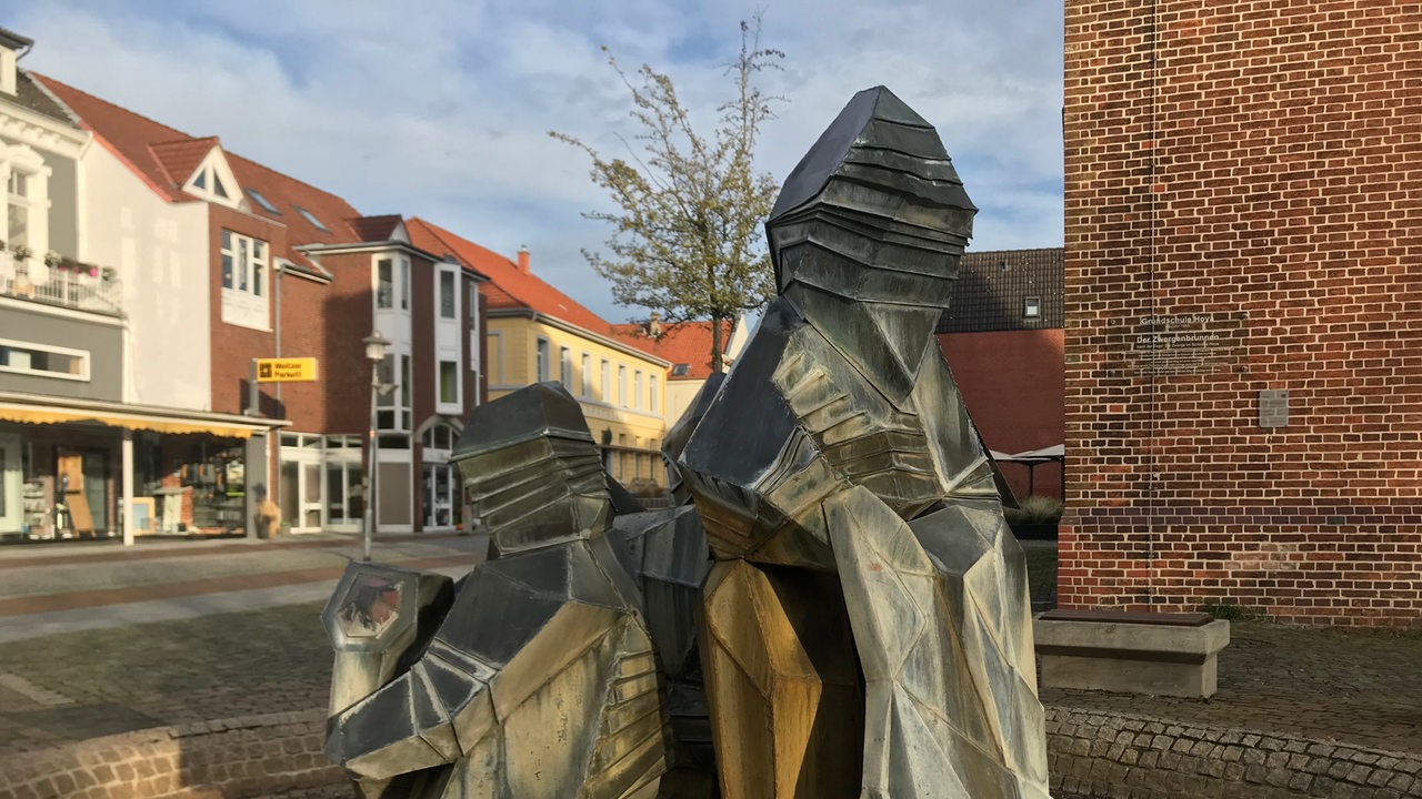 Ein Denkmal aus Metall in Hoya