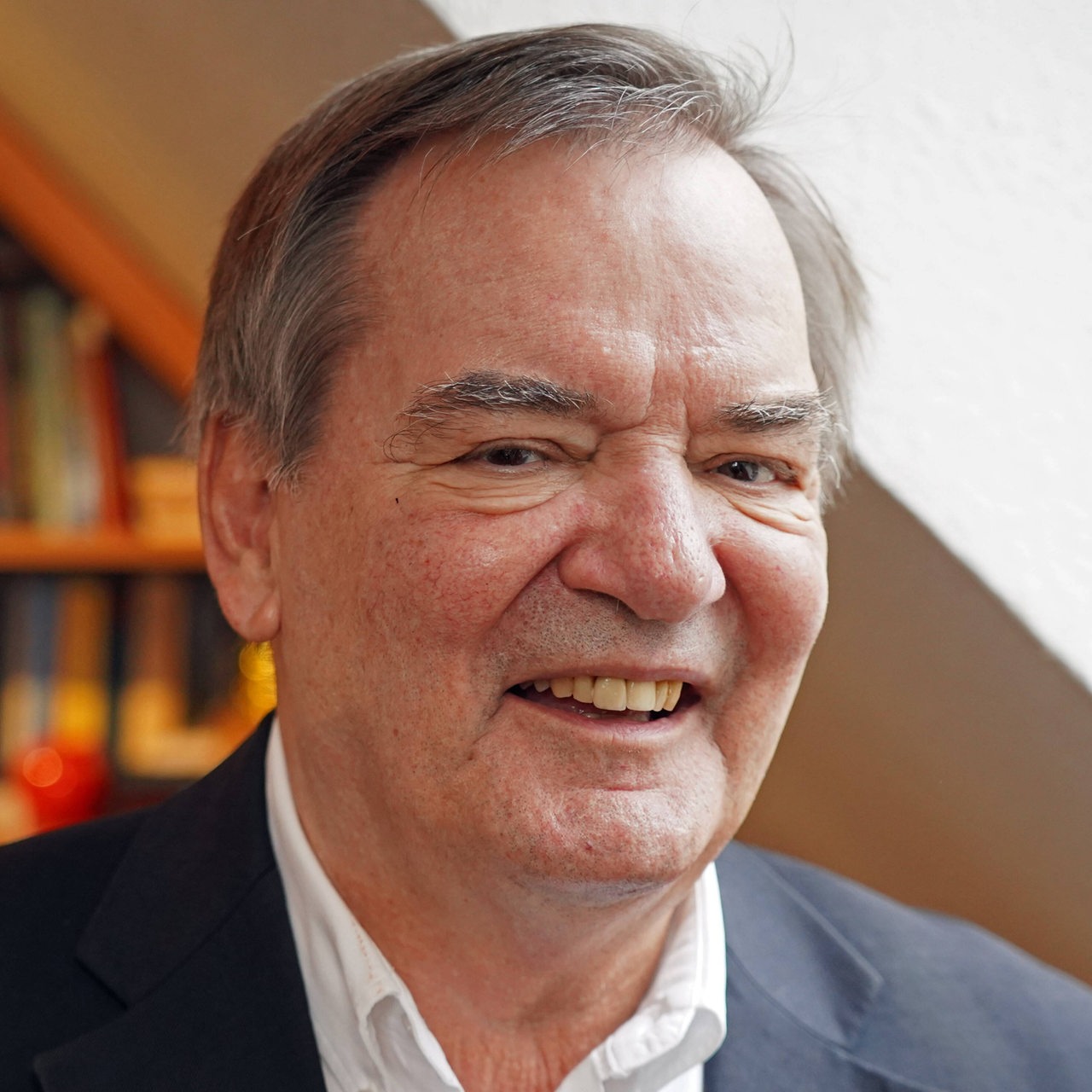 Wirtschaftsexperte Rudolf Hickel lächelt.