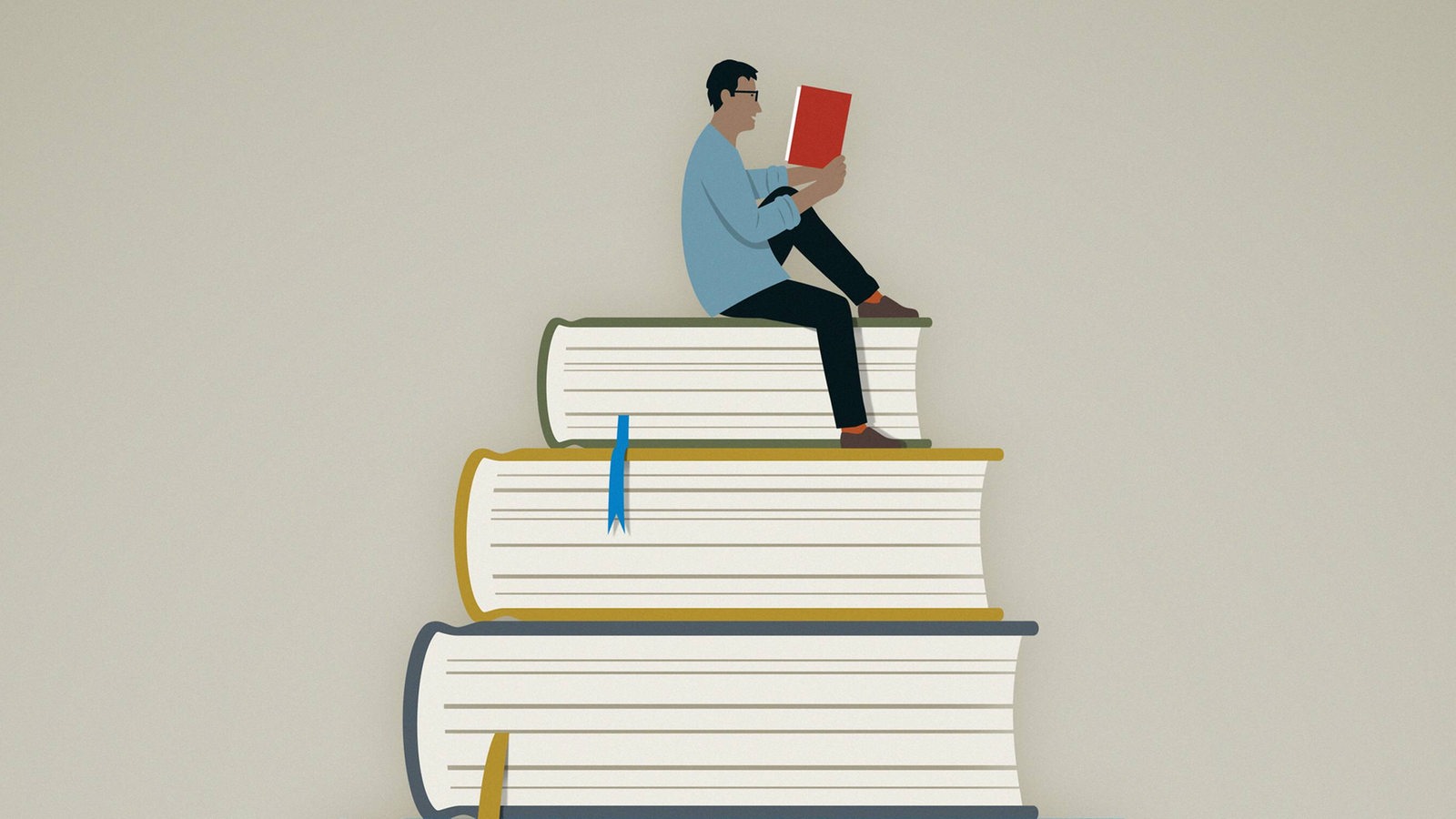 Mann sitzt auf hohem Bücherstapel und liest 