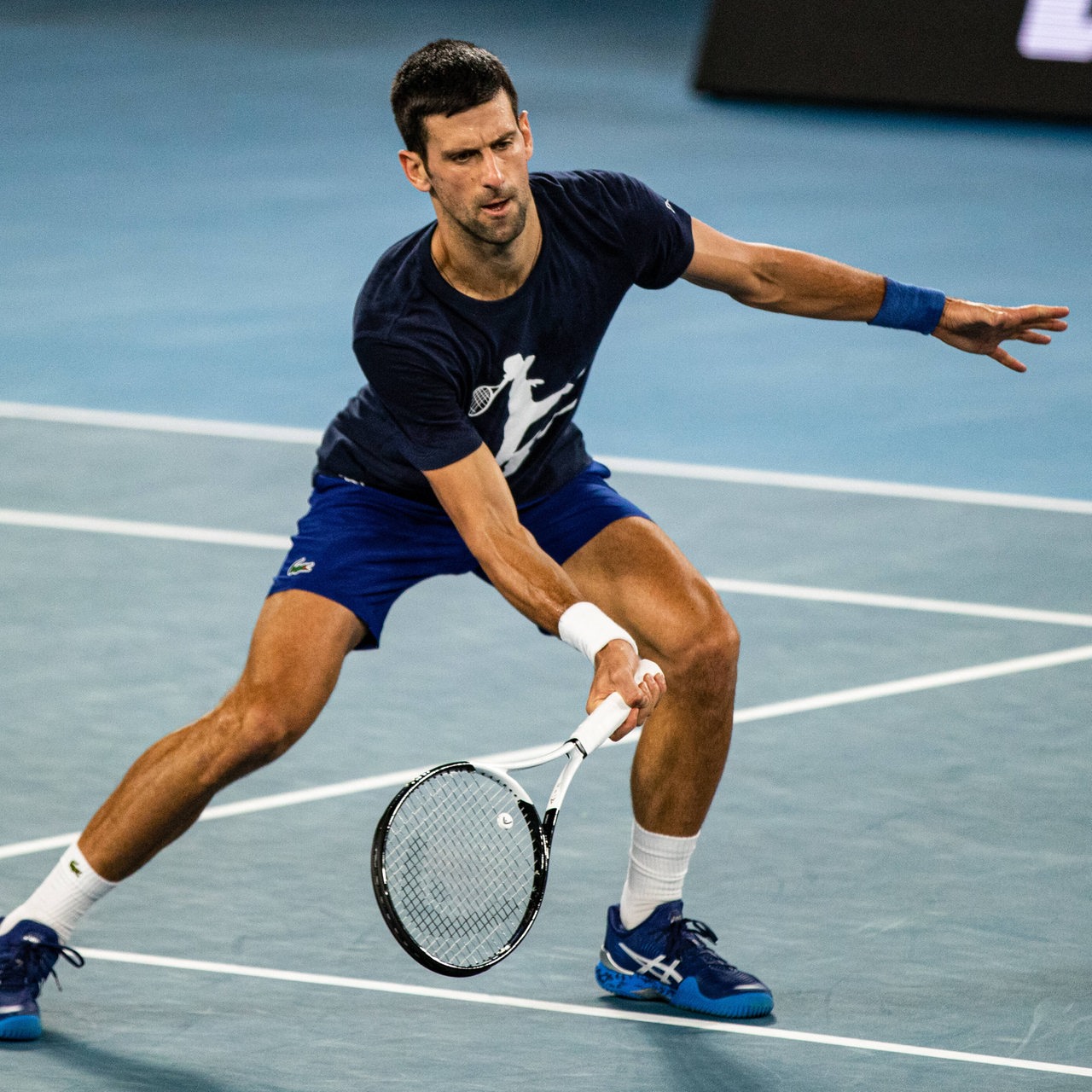 Novak Djokovic spielt Tennis