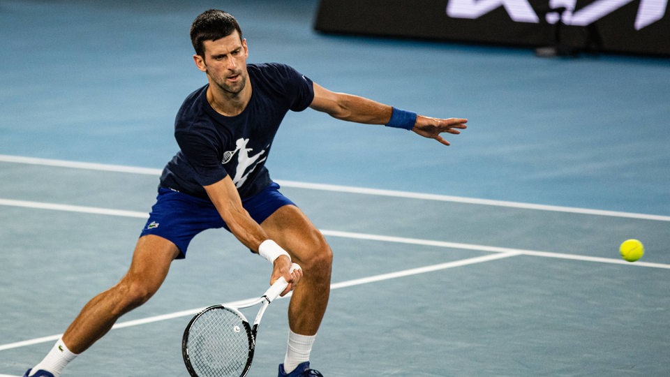 Novak Djokovic spielt Tennis