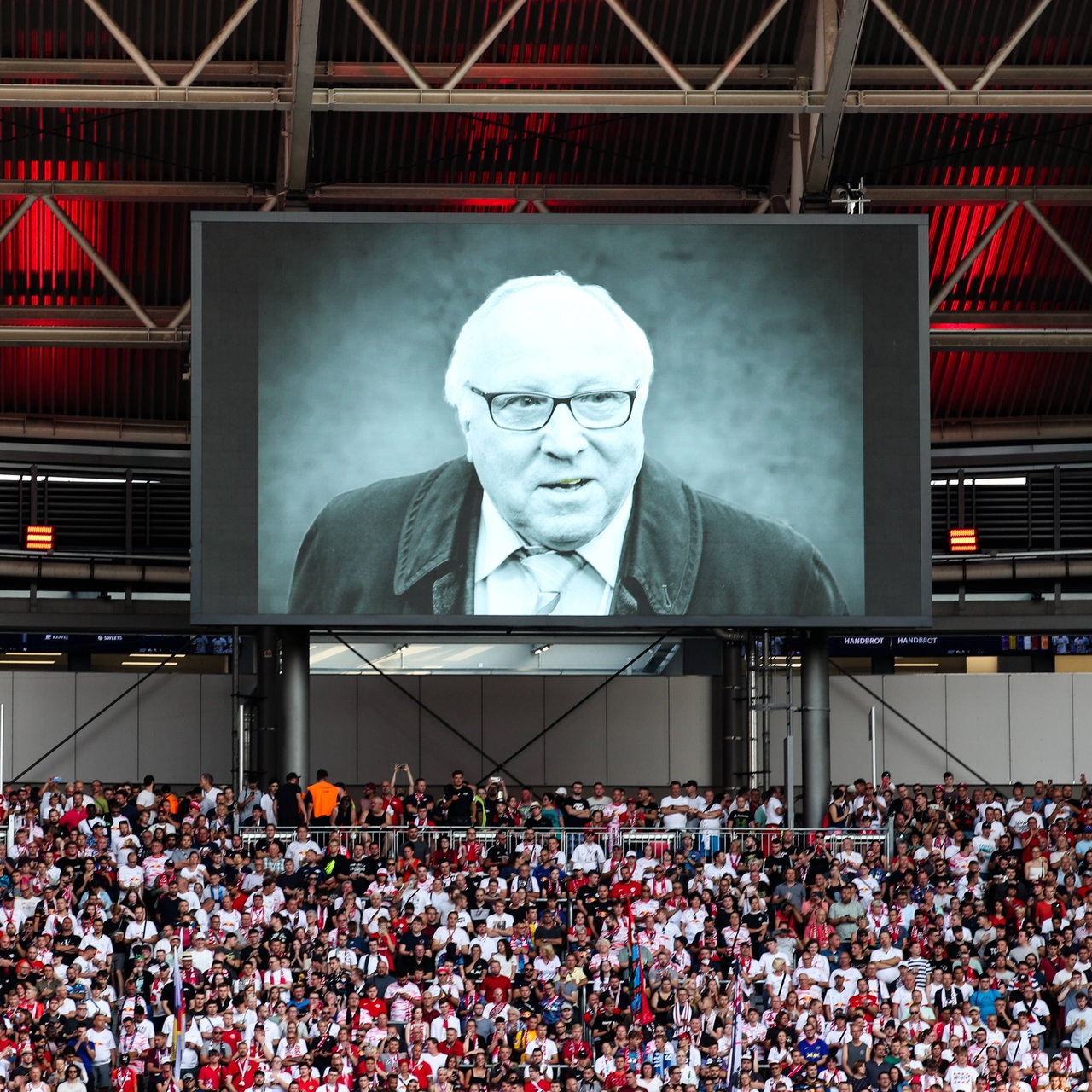 Zuschauer legen eine Gedenkminute für Uwe Seeler beim Testspiel zwischen RB Leipzig und dem FC Liverpool ein.