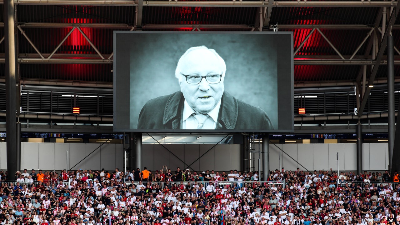 Zuschauer legen eine Gedenkminute für Uwe Seeler beim Testspiel zwischen RB Leipzig und dem FC Liverpool ein.