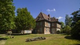 Ein Haus in einem Park.