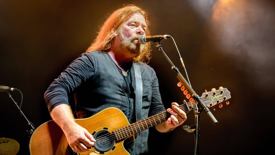 der kanadische Musiker Alan Doyle mit seiner Gitarre auf der Bühne