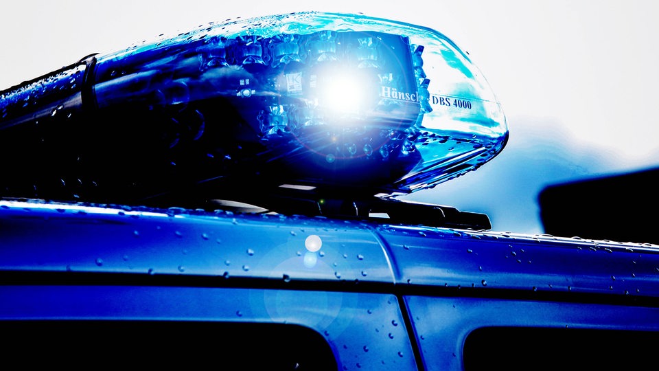Nahaufnahme eines Blaulichts auf einem Polizeiwagen.