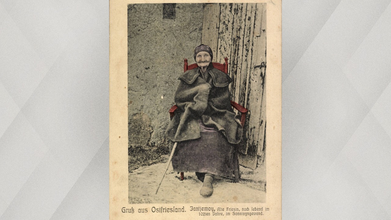 Alte Postkarte mit einem Foto einer Frau, die 102 Jahre alt ist.