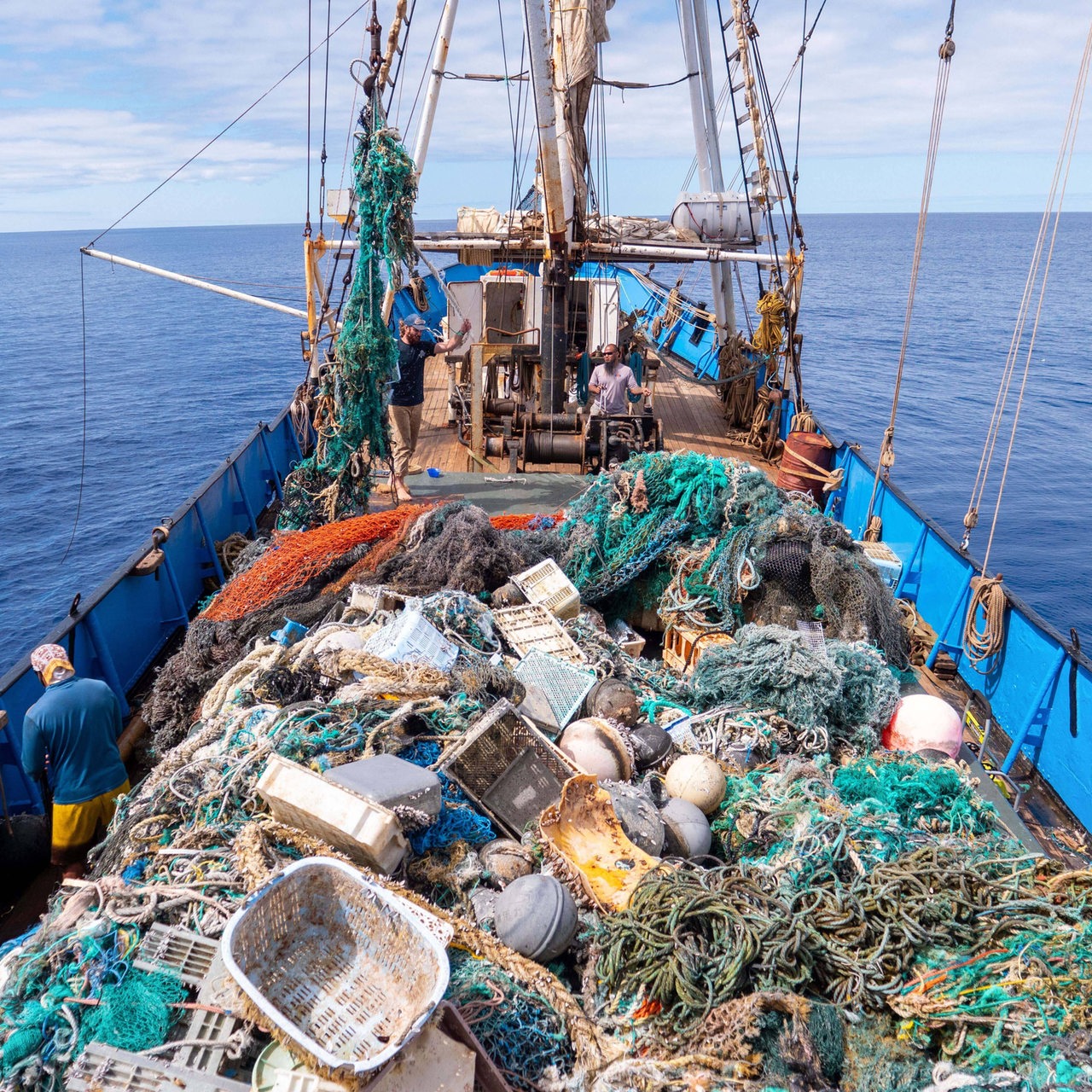 Ein Schiff, welches mit seinen Netzen jede Menge Müll aus dem Meer gefischt hat.