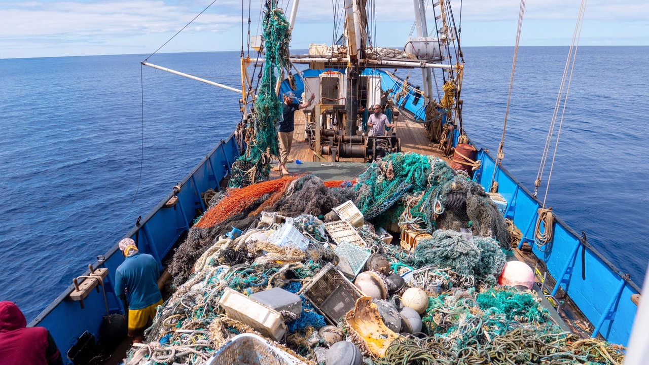 Ein Schiff, welches mit seinen Netzen jede Menge Müll aus dem Meer gefischt hat.