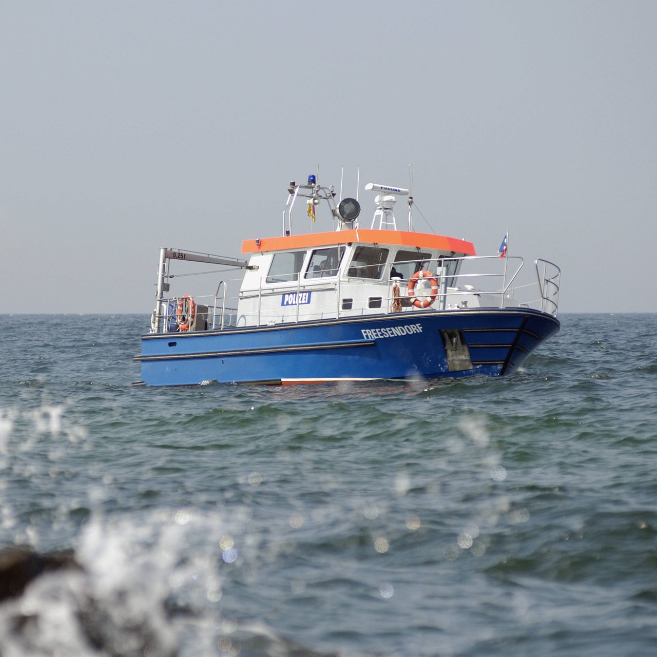 Polizeiboot aus Freesendorf patrouilliert auf dem Meer.