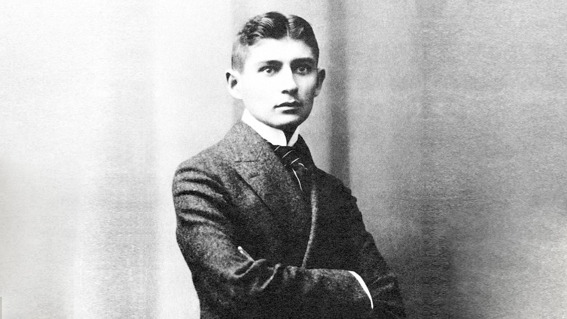 Franz Kafka posiert mit verschränkten Armen (Archivbild)