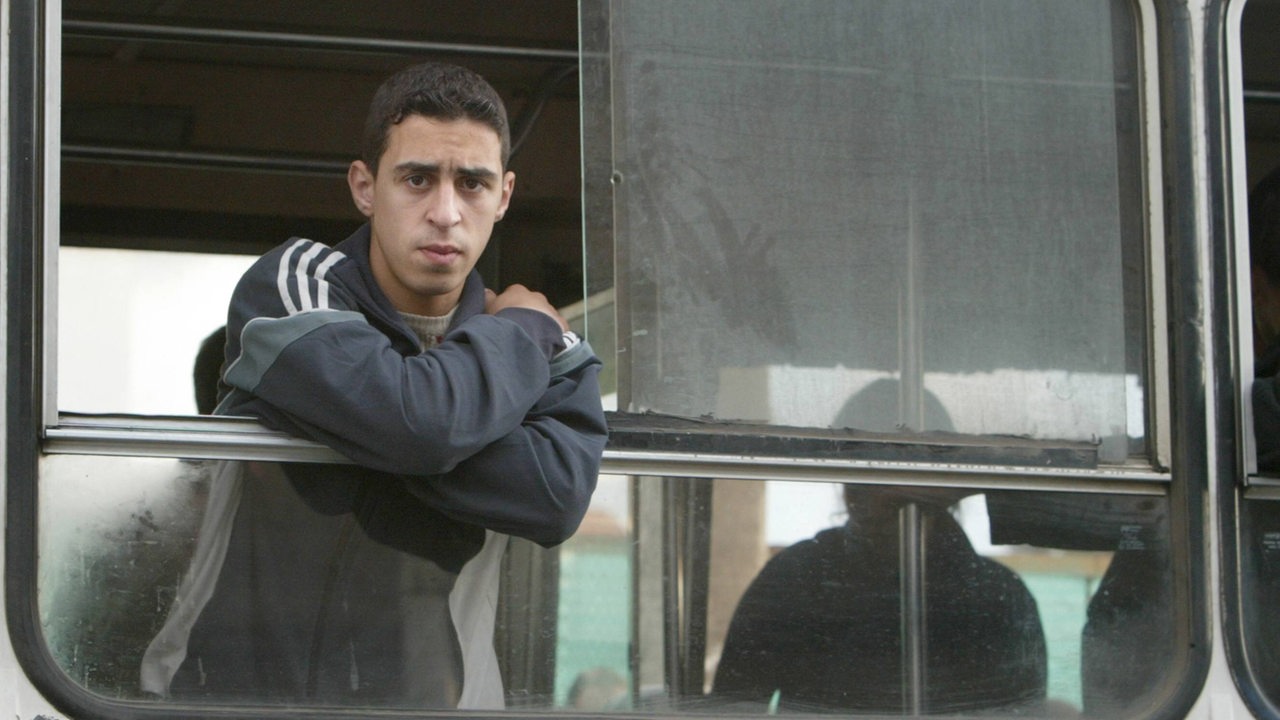 Junger Mann in einem Bus in Algier (Archivbild)