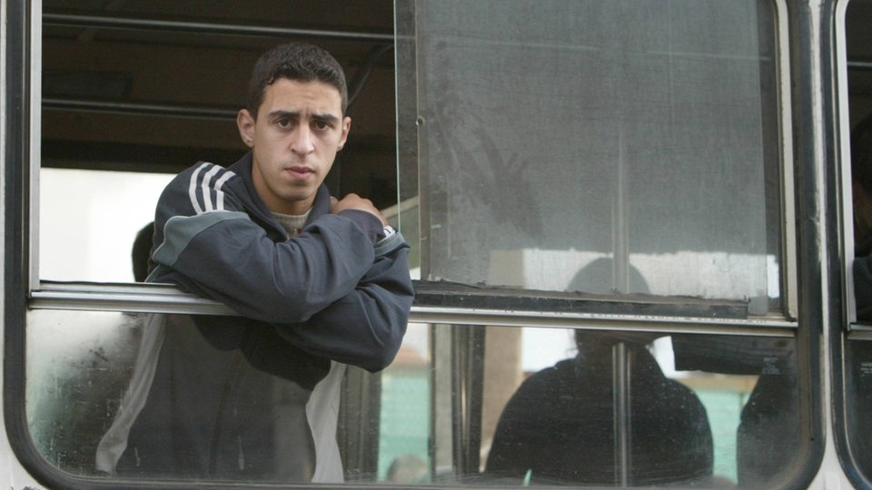 Junger Mann in einem Bus in Algier (Archivbild)