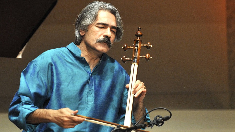 Der iranische Musiker Kayhan Kalhor bei einem Konzert in Prag (Archivbild)