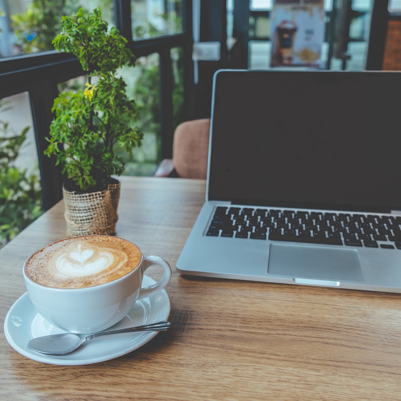 Ein Laptop auf einem Tisch mit einem Café