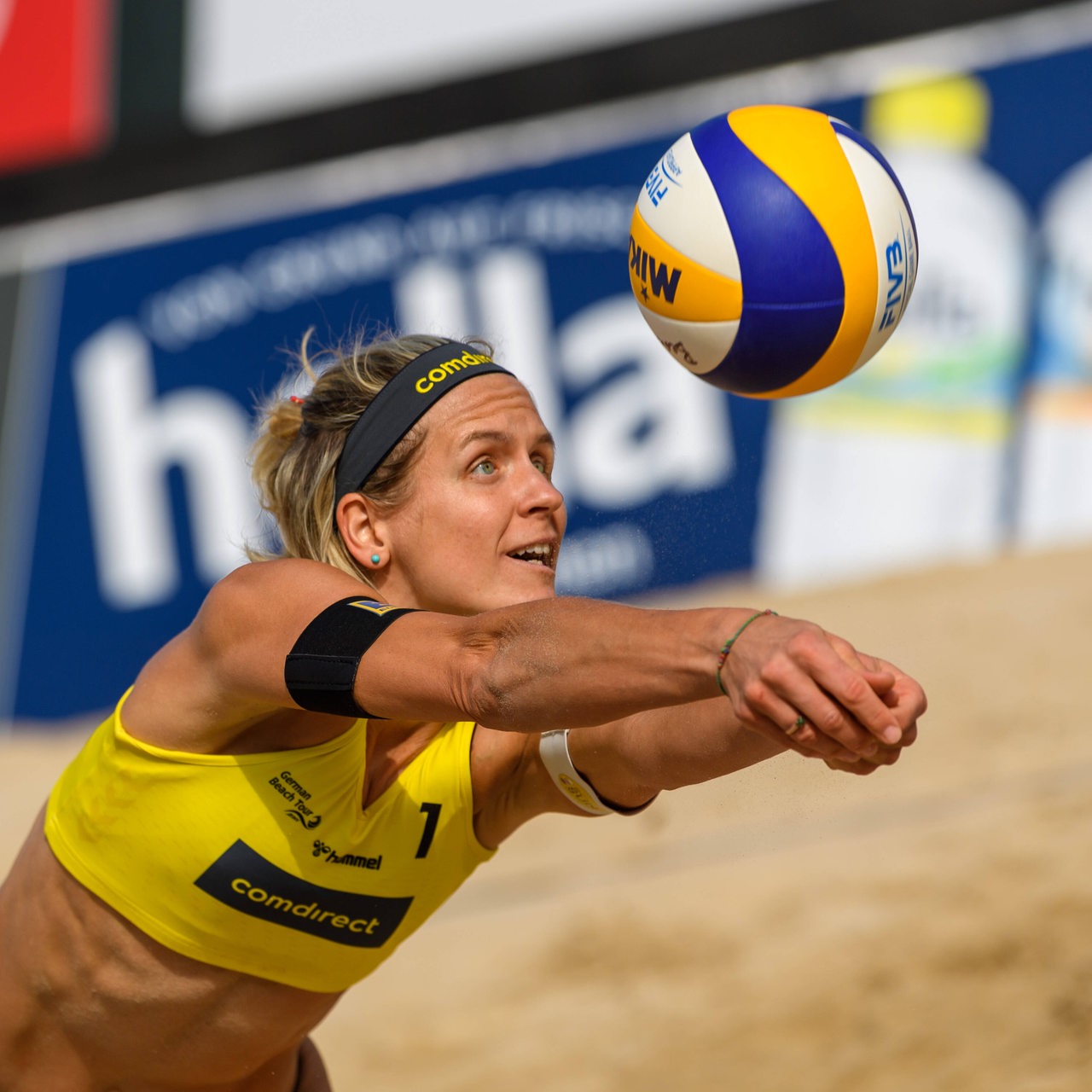 Laura Ludwig bei einem Volleyballspiel am Timmendorfer Strand (Archivbild)