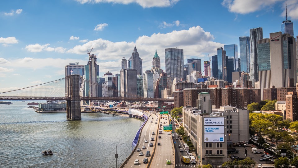 Skyline von New York mit Küstenabschnitt