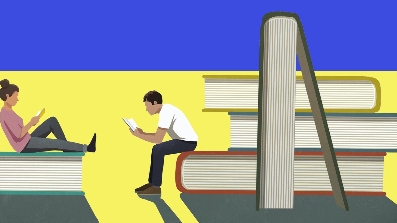 Illustration von Menschen, die auf Bücherstapeln sitzen und lesen. (Symbolbild)