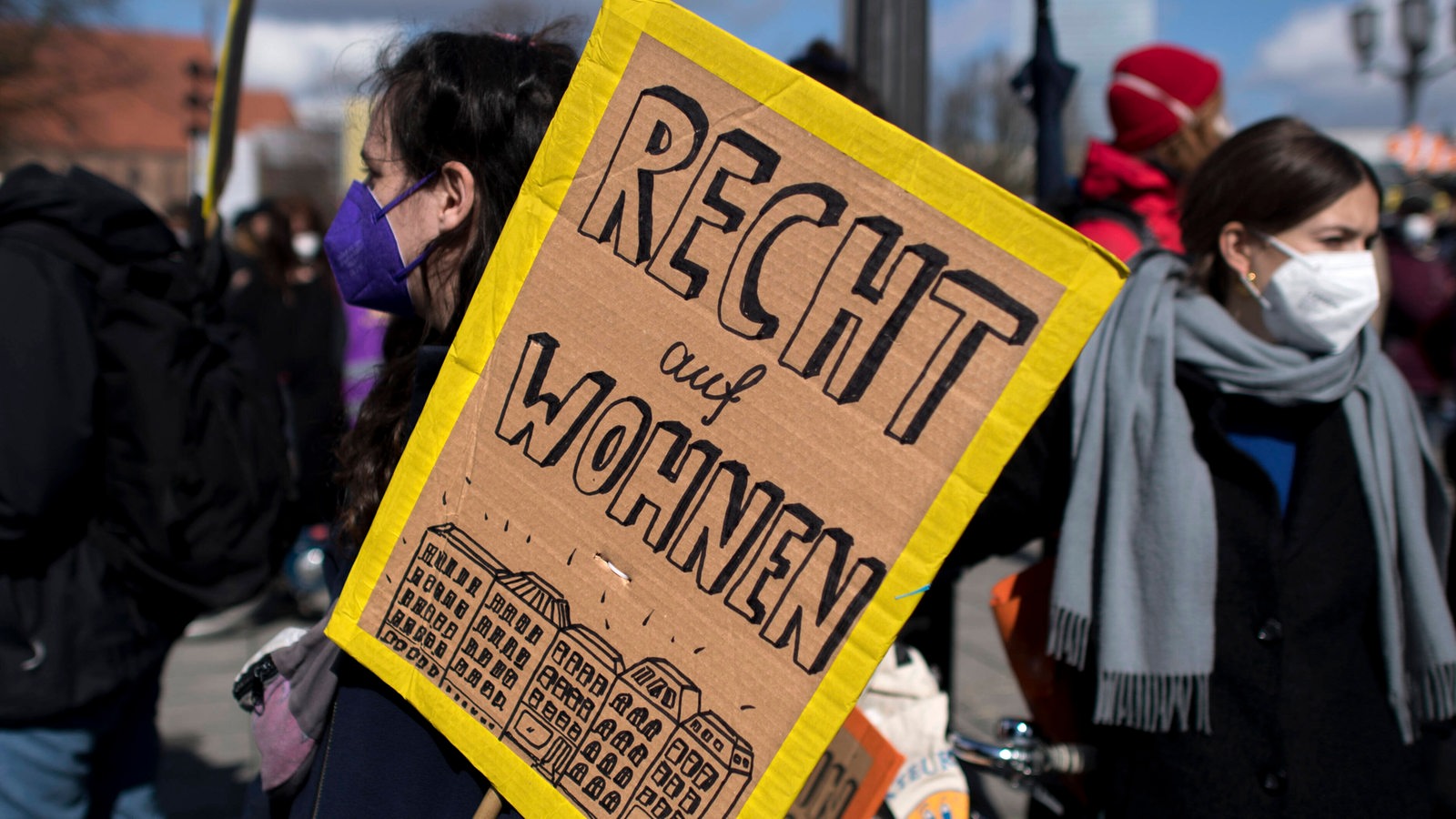Berlin, 27.03.2021 Demonstranten mit Schild Recht auf Wohnen auf der Demonstration von Mieterorganisationen und politischen Initiativen gegen hohe steigende Mieten