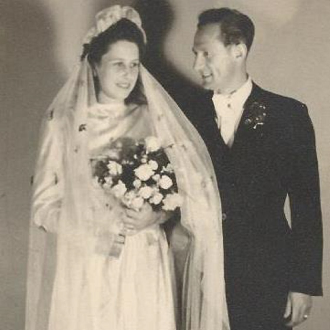 Eine Braut und ein Bräutigam auf einem Hochzeitsfoto