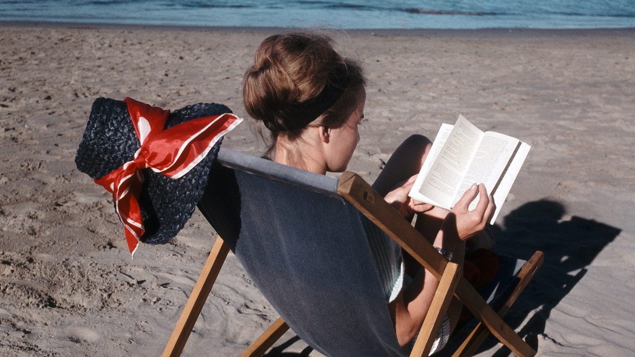 Strandtag Italien mit Buch, 50er Jahre