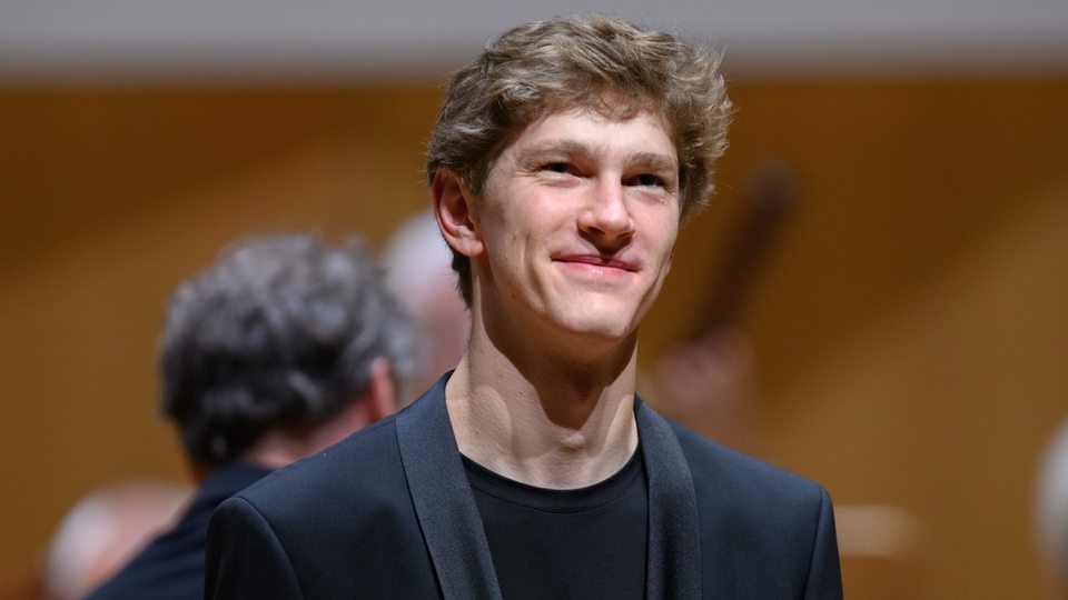Pianist Jan Lisiecki steht beim Konzert zur Eröffnung der Dresdner Musikfestspiele "Zauber" im Kulturpalast auf der Bühne.