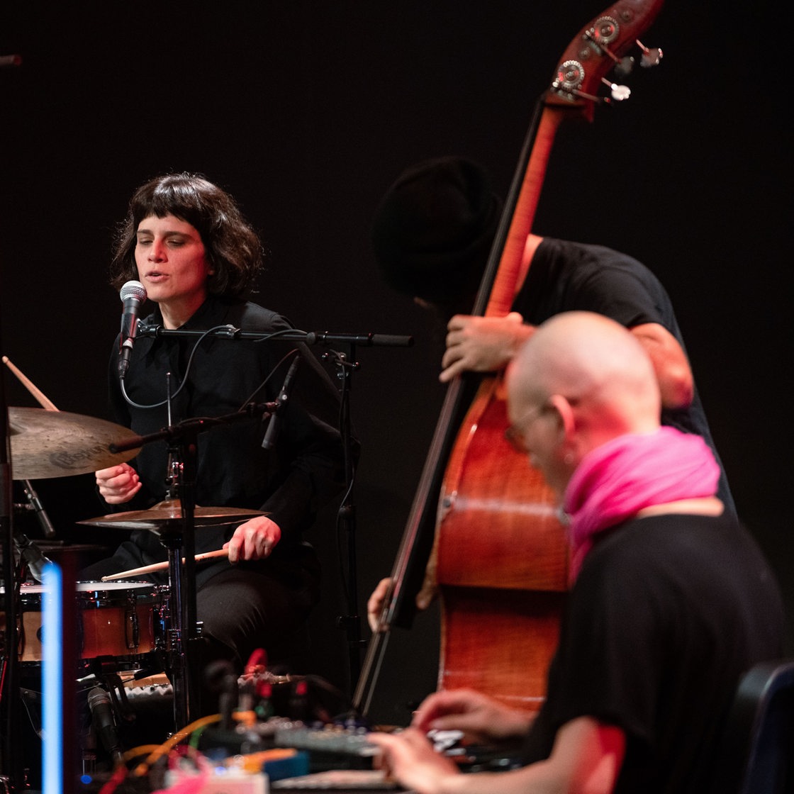 Die Jazzschlagzeugerin Maria Portugal mit Band während des Jazzfests Berlin im Kulturzentrum Silent Green