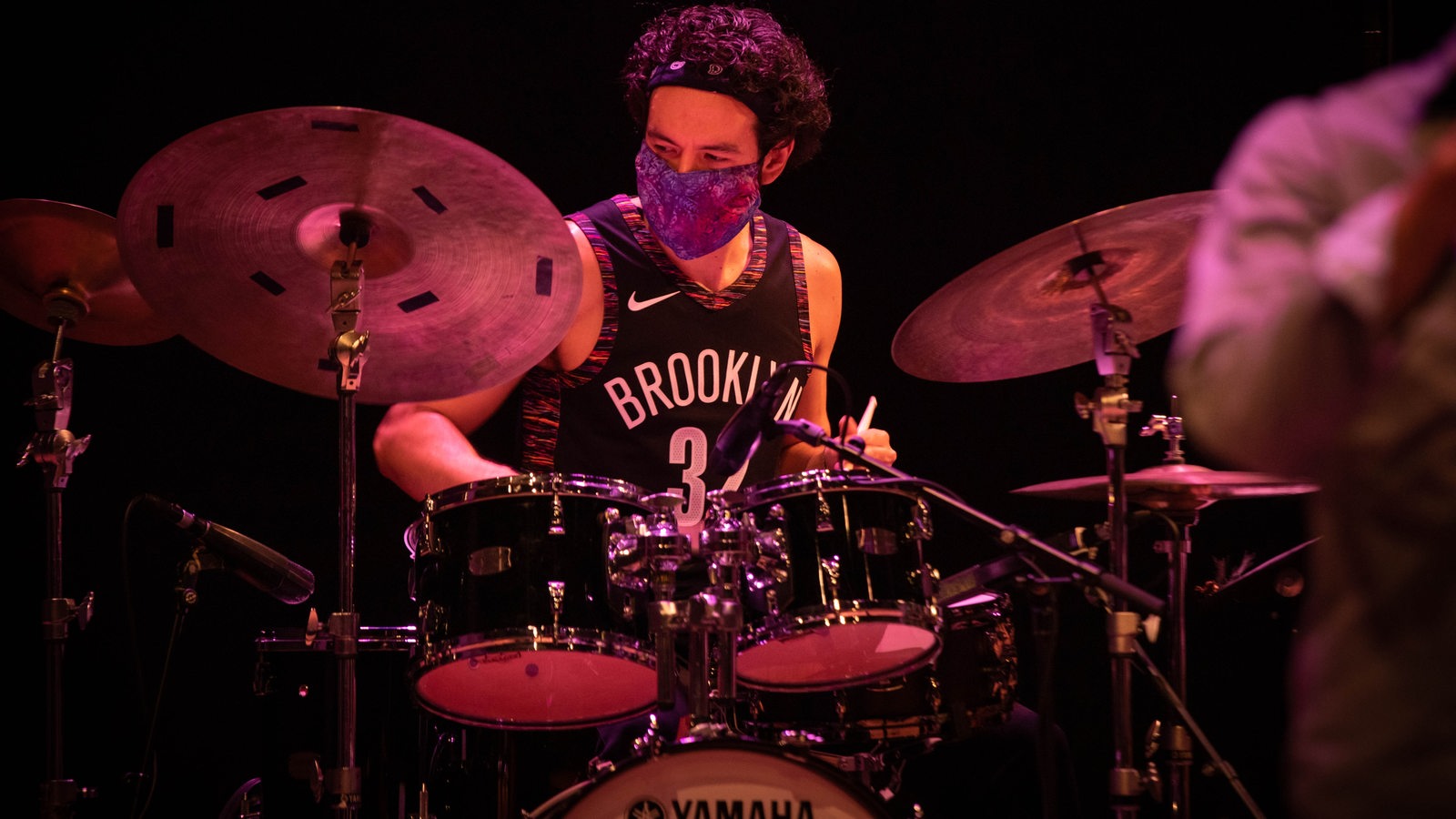 Schlagzeuger Thomas Fujiwara beim Jazzfest Berlin zugeschaltet im Live-Stream aus Brooklyn, New York