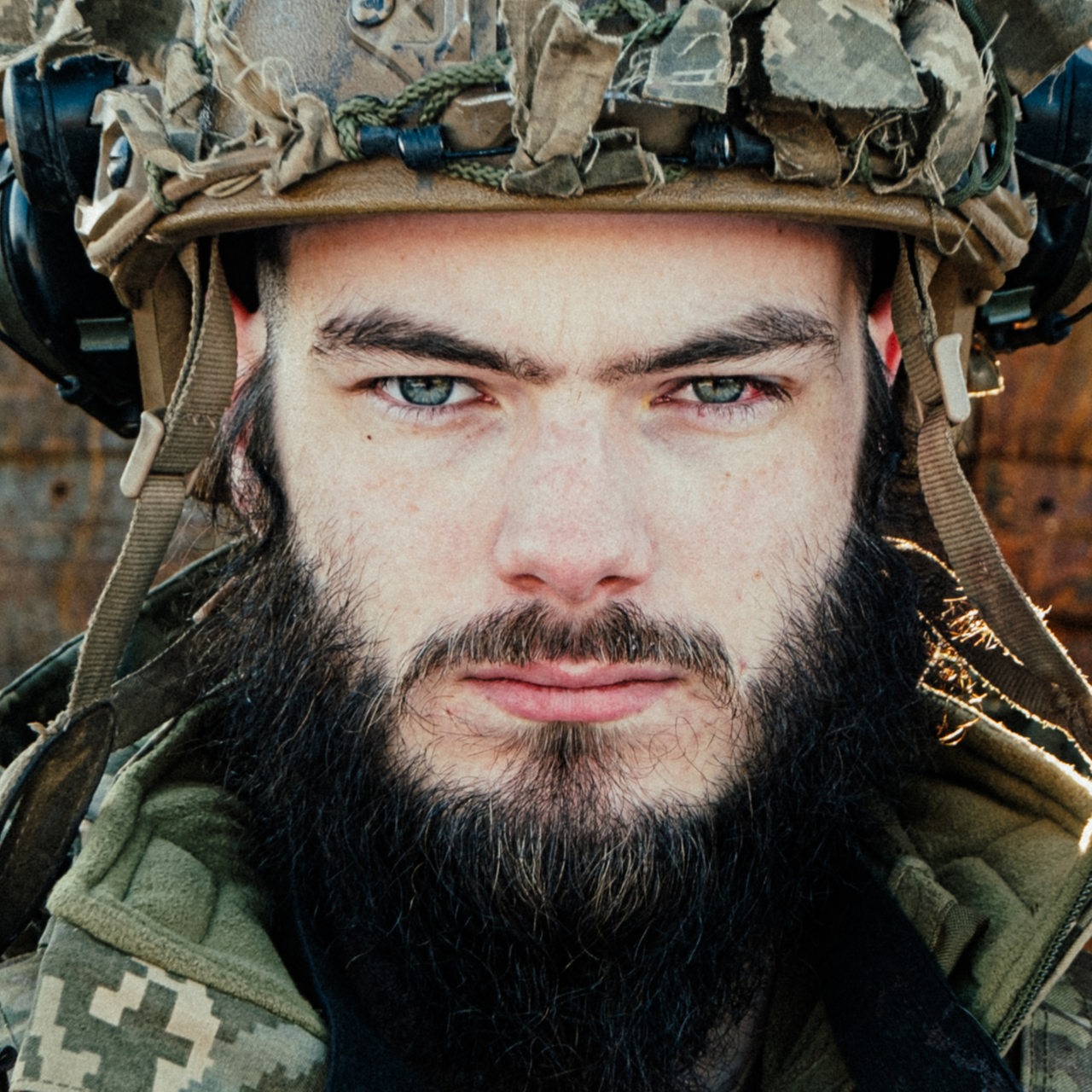 Jonas Kratzenberg in Militäruniform in der Ukraine