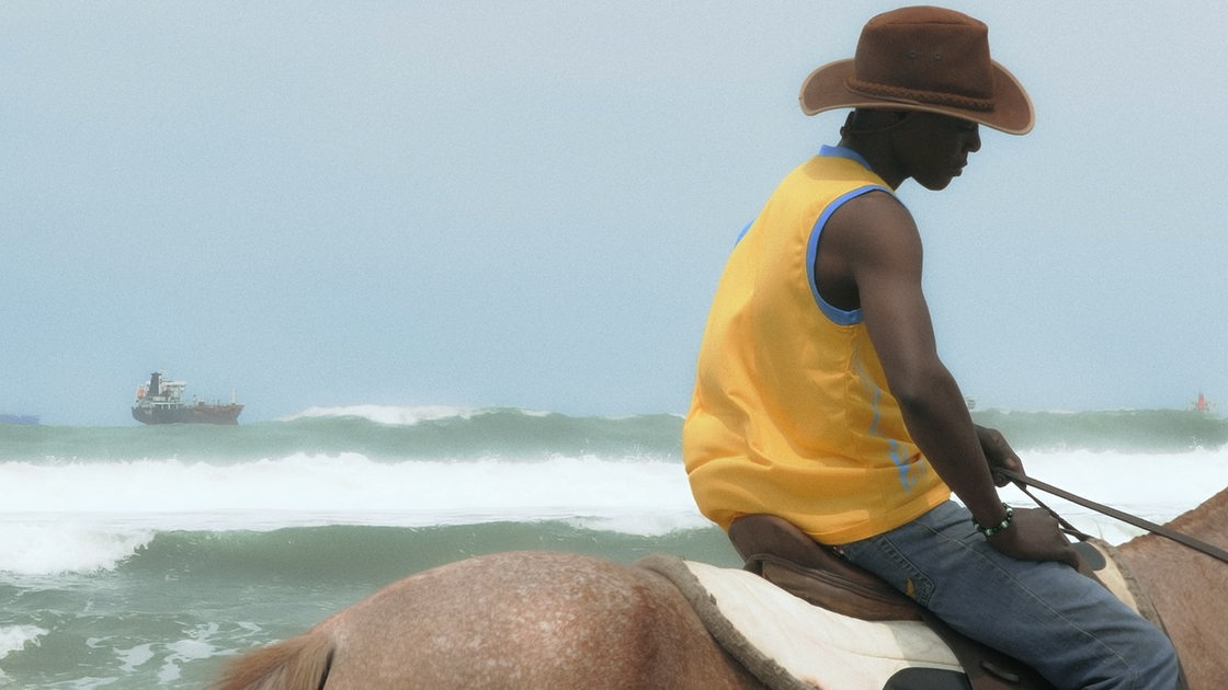 Ein Still dem Film "Cowboy" von Karimah Ashadu