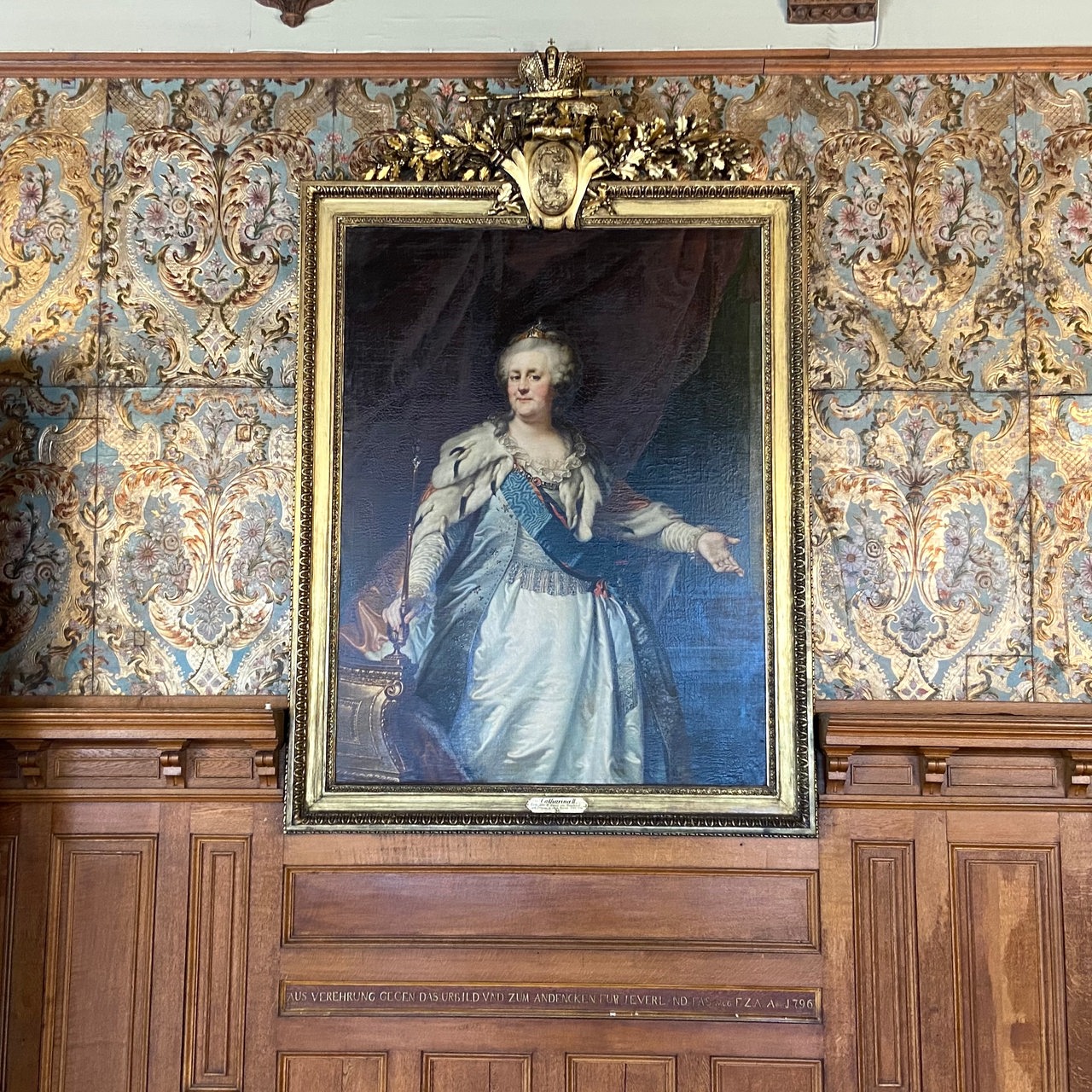 Ein Porträt von Katharina die Große hängt an einer Wand