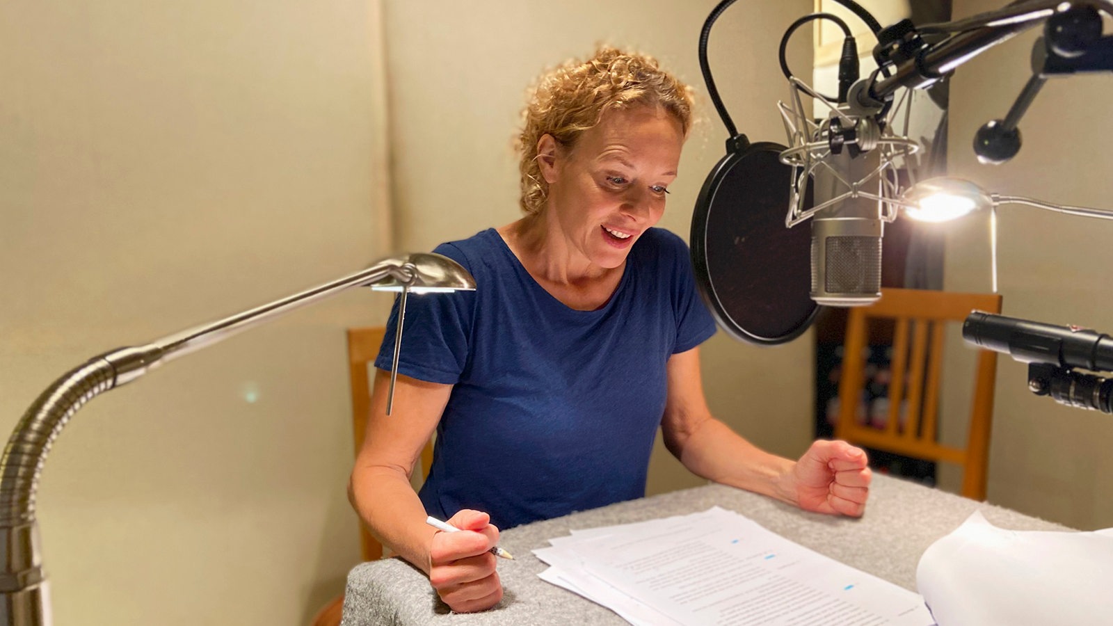 Katja Riemann bei einer Aufnahme im Hörspiel-Studio