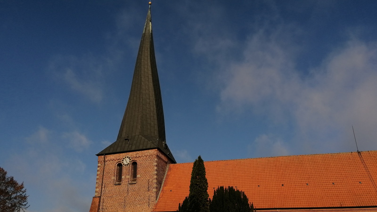 Kirche in Sandstedt vor blauem Himmel