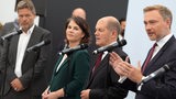 Gruppenbild bei Pressekonferenz:Robert Habeck (l-r), Bundesvorsitzender von Bündnis 90/Die Grünen, Annalena Baerbock, Bundesvorsitzende von Bündnis 90/Die Grünen, Olaf Scholz, SPD-Kanzlerkandidat und Bundesminister der Finanzen, und Christian Lindner, Fraktionsvorsitzender und Parteivorsitzender der FDP,