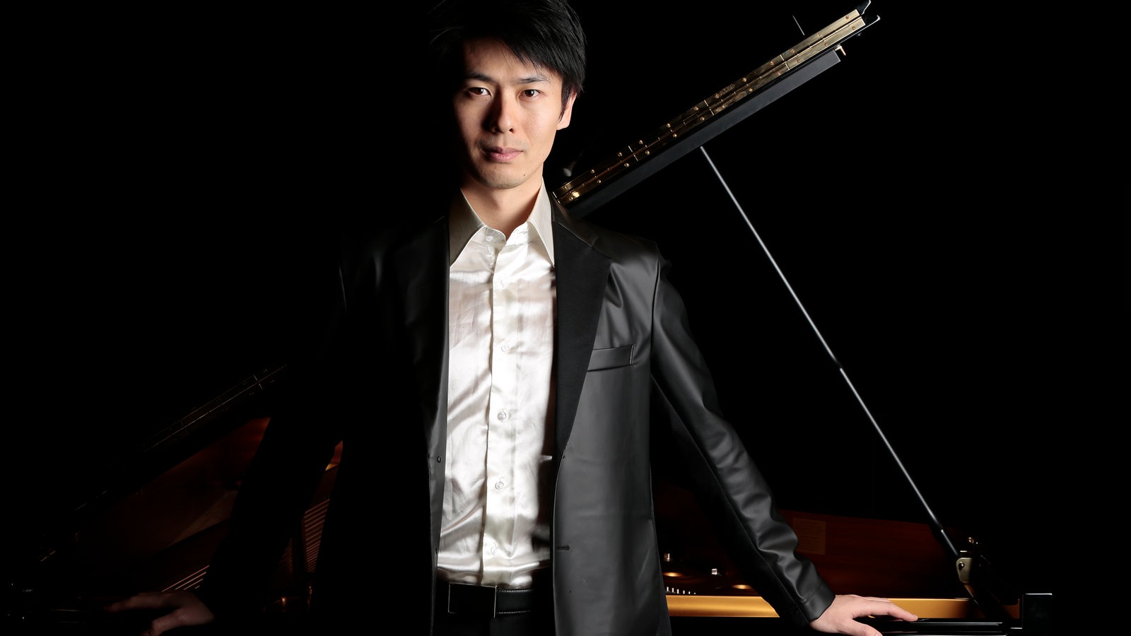 Der Pianist Kotaro Fukuma steht am Flügel