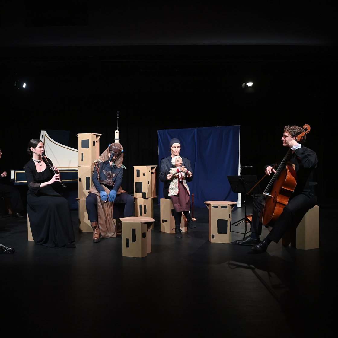 Szene aus dem Puppentheater "Der Tag, als die Zikade sang" mit dem Ensemble La Ninfea