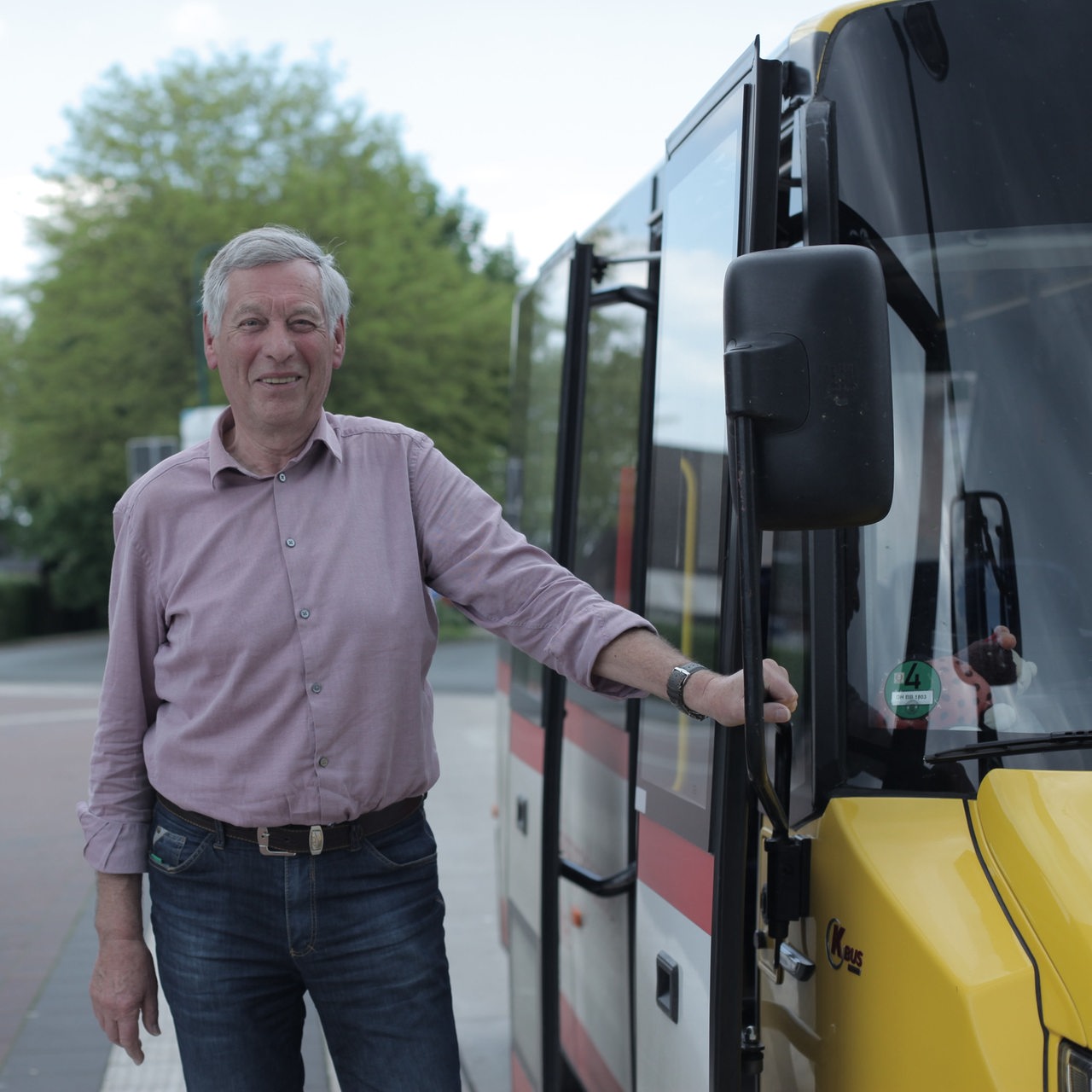 Ein Mann aus Bassum steht an einem Bürgerbus