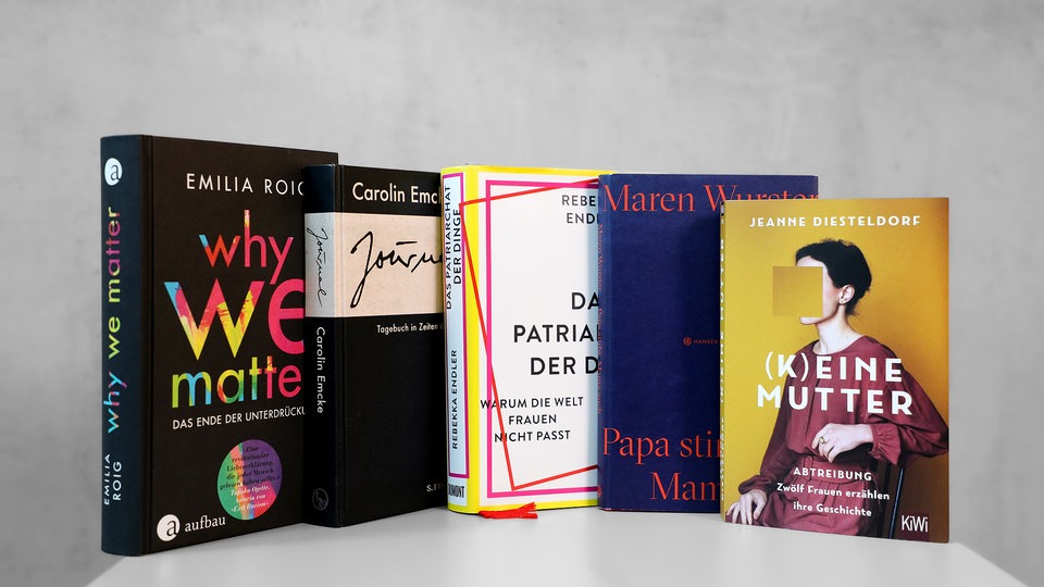 Fünf Bücher auf einem Tisch