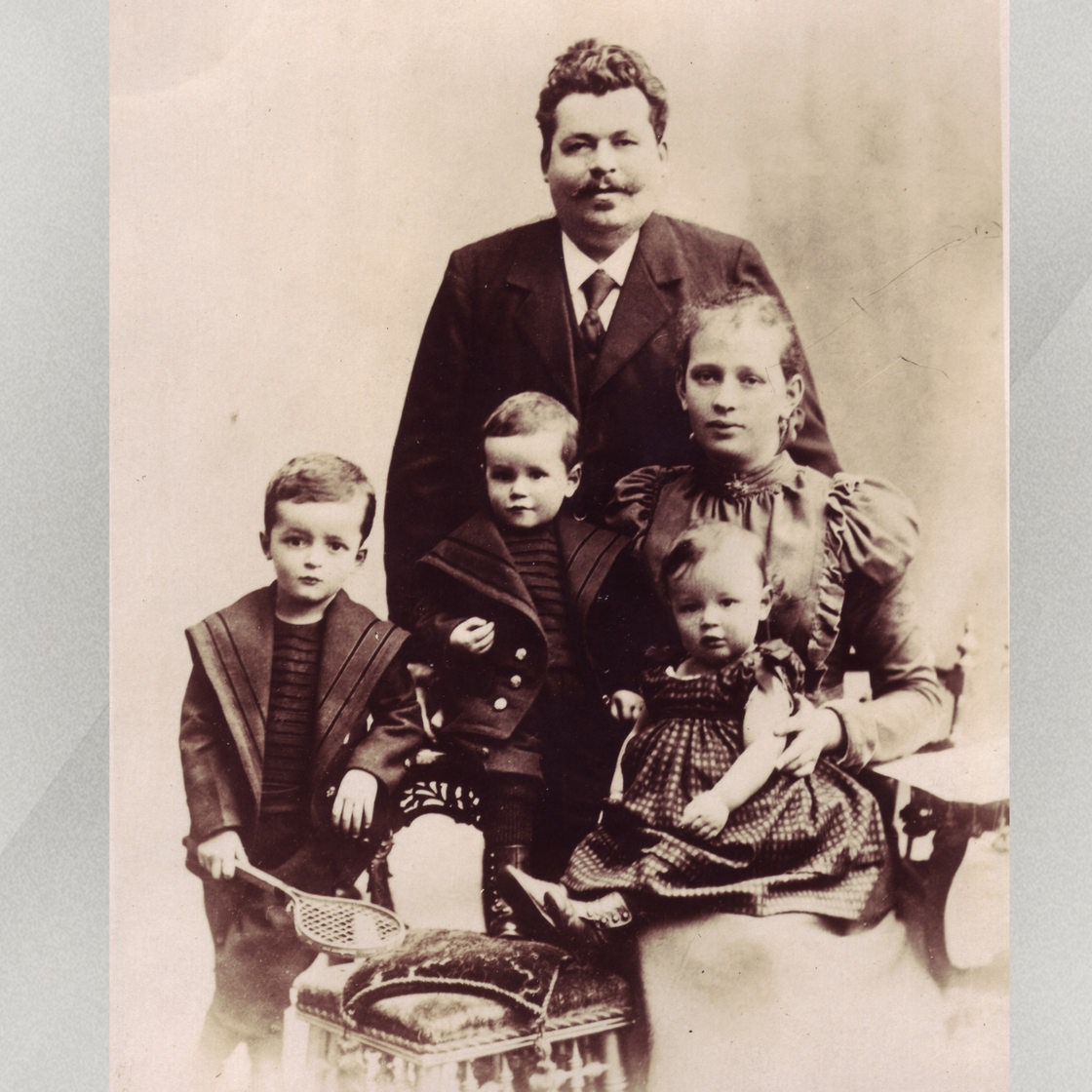 Louise Ebert mit Friedrich Ebert und drei kleinen Kindern 