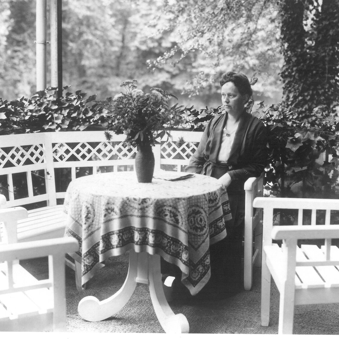 Louise Ebert auf der Veranda ihres Hauses