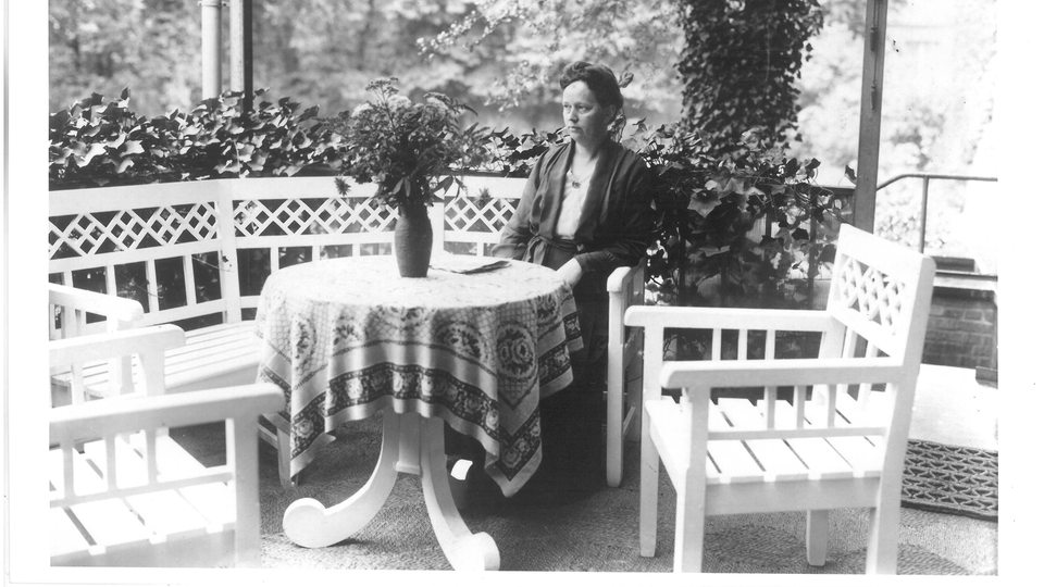 Louise Ebert auf der Veranda ihres Hauses