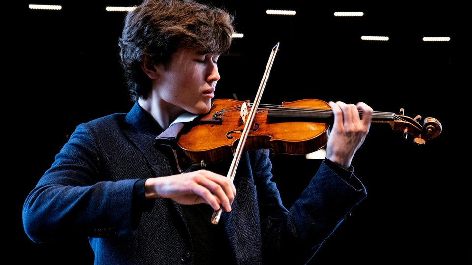 Der Violinist Daniel Lozakovich an der Geige