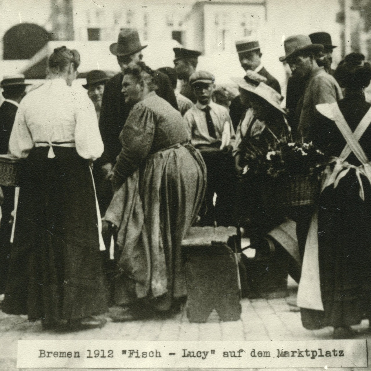 Lucie Flechtmann verkauft auf einem historischen Foto von 1920 Fisch auf dem Bremer Marktplatz.