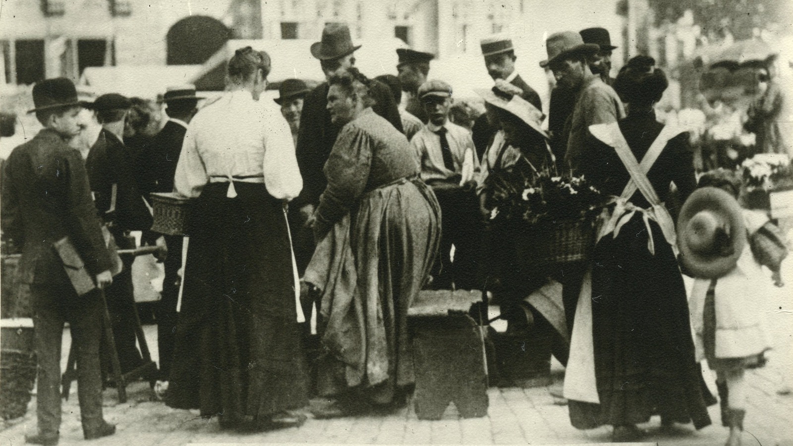 Lucie Flechtmann verkauft auf einem historischen Foto von 1920 Fisch auf dem Bremer Marktplatz.