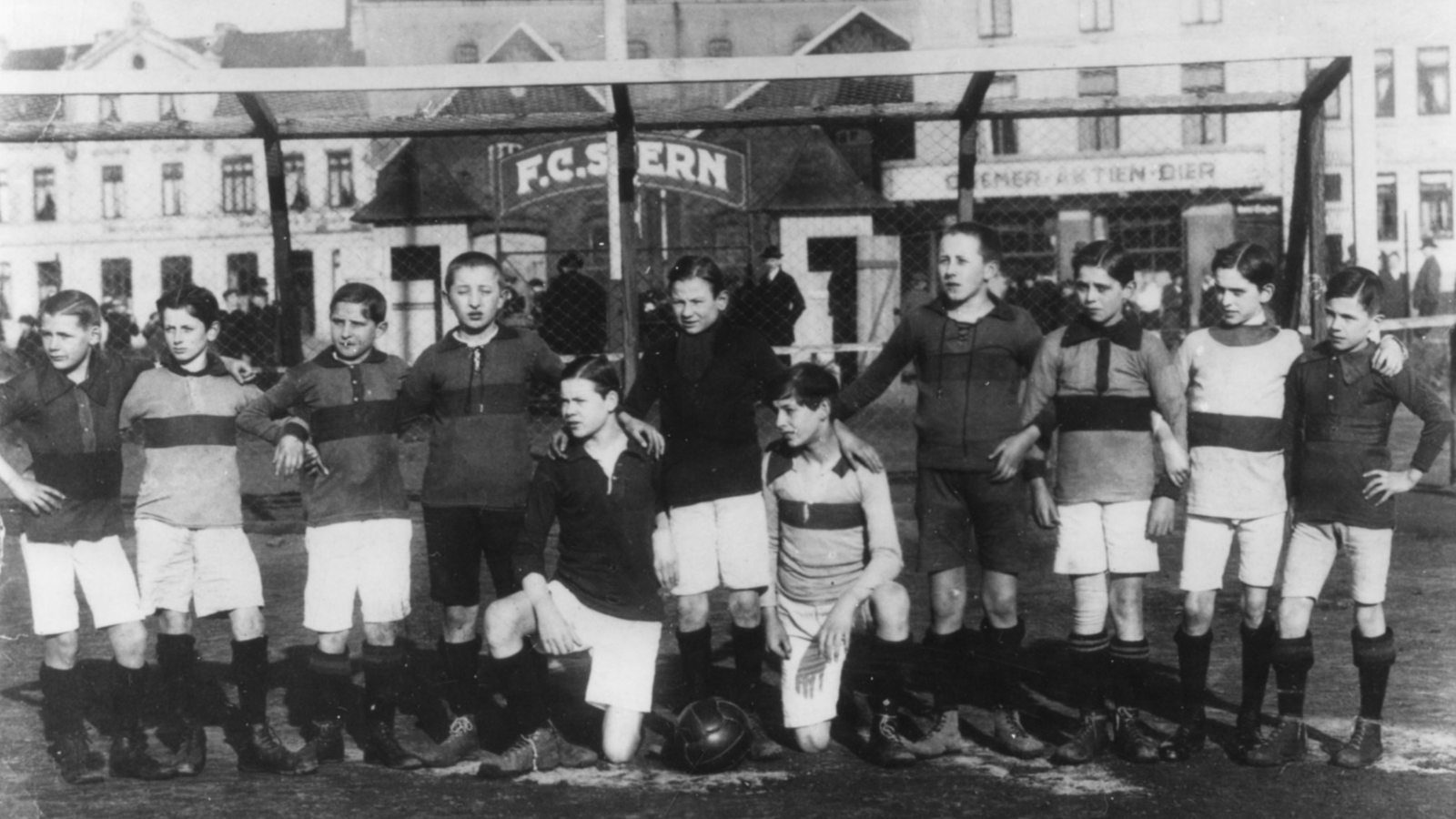 Jungs vom Sportverein FC Stern, am FC-Stern-Platz (später Ort des Neustadtsbahnhofs), etwa im Jahre 1920.