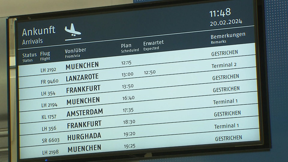 Eine Anzeigetafel am Bremer Flughafen zeigt an, wie viele Flufthansa-Flüge in Bremen wegen des Lufthansa-Streiks gestrichen wurden.