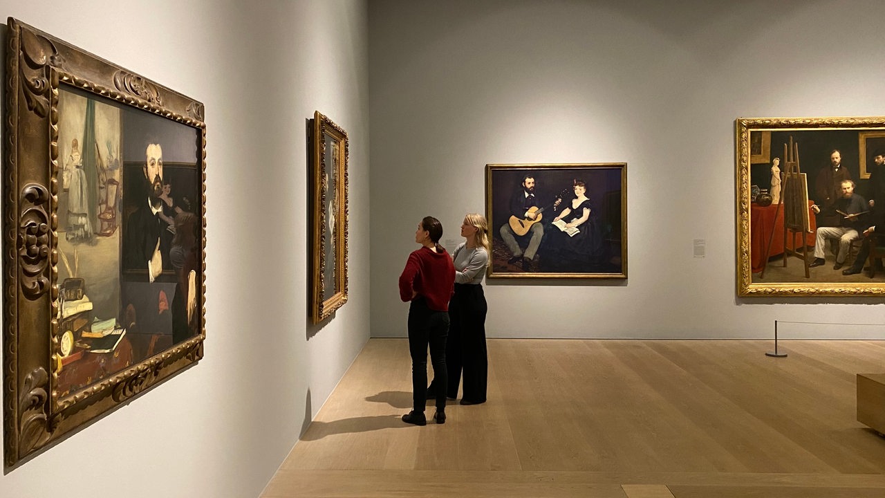 Zwei Frauen stehen in der Kunsthalle Bremen vor großen Gemälden