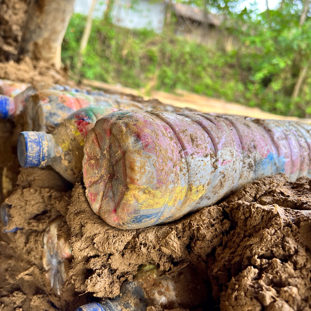 Plastikfalschen in einem Urwald