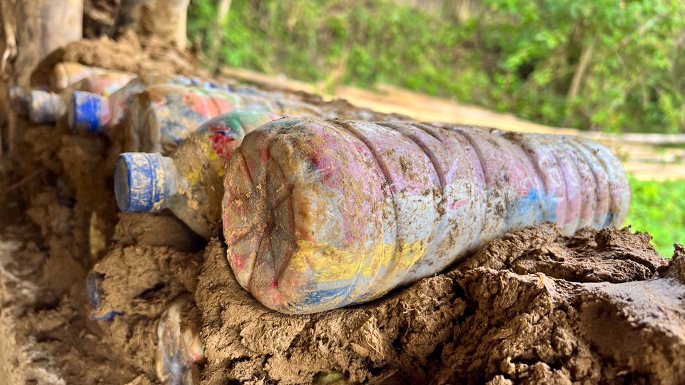 Plastikfalschen in einem Urwald