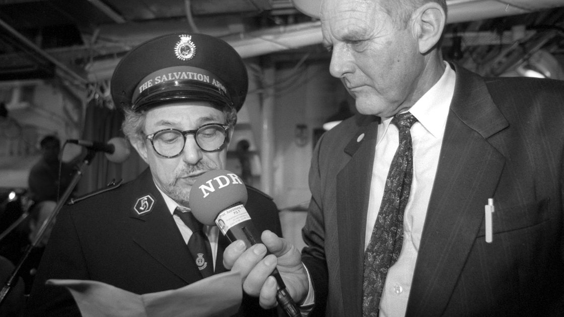 Der Sergeant der Hamburger Heilsarmee, Klaus Verpölz (l), spricht am Sonntag abend (13.12.98) einen Weihnachtsgruß an Seeleute in aller Welt in das Mikrofon des Norddeutschen Rundfunks. 